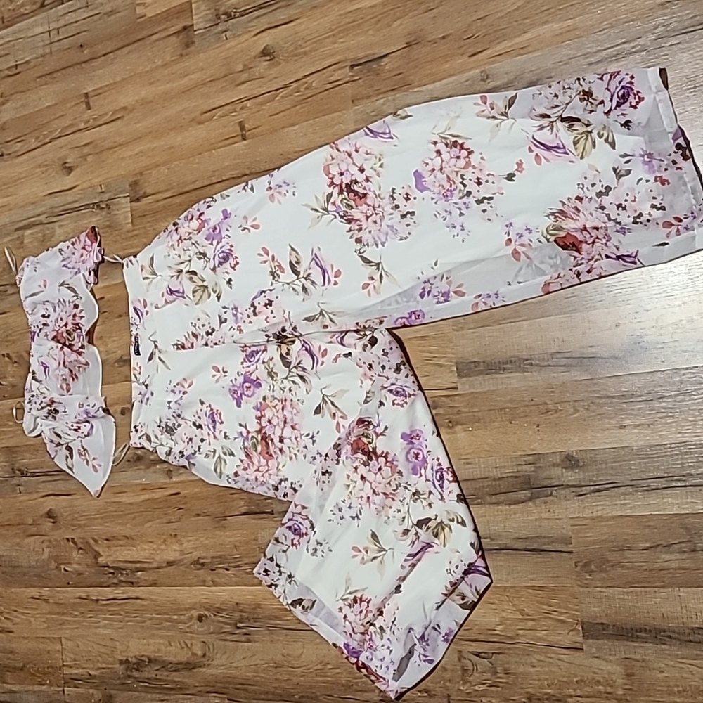 Gorgeous white with floral design 2 piece set! Size M. FashionNova Brand